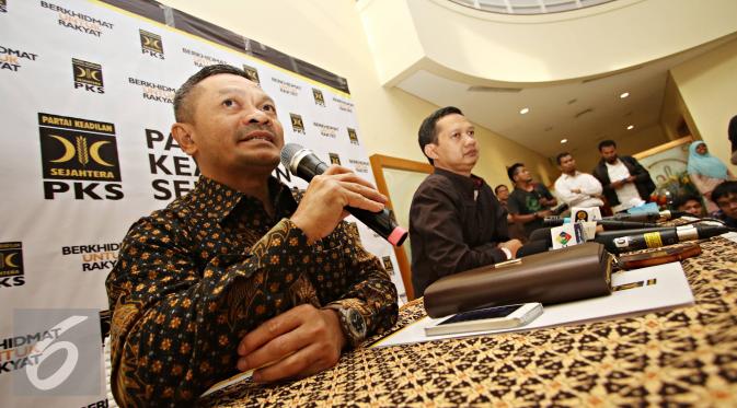 Ketua Bidang Hukum DPP PKS Zaenudin Paru menyampaikan keterangan terkait pemecatan terhadap Fahri Hamzah, Jakarta, Senin (4/4). Keputusan pemberhentian Fahri diambil karena dianggap melanggar disiplin organisasi. (Liputan6.com/Immanuel Antonius)