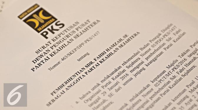 Surat Keputusan Pemberhentian Fahri Hamzah diperlihatkan saat jumpa pers DPP PKS di Jakarta, Senin (4/4). Keputusan pemberhentian Fahri diambil karena dianggap melanggar disiplin organisasi. (Liputan6.com/Immanuel Antonius)