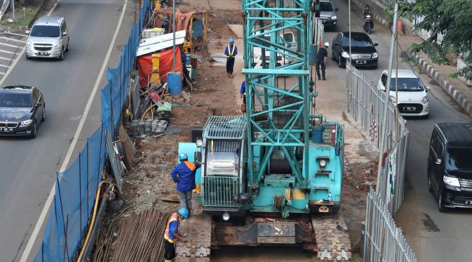 Pekerja menyelesaikan pembangunan proyek MRT di Jalan R. A Kartini, Lebak Bulus, Jakarta Selatan, Senin (4/4). Proyek yang memakan separuh badan jalan tersebut menyebabkan kemacetan, terutama saat jam sibuk. (Liputan6.com/Immanuel Antonius)