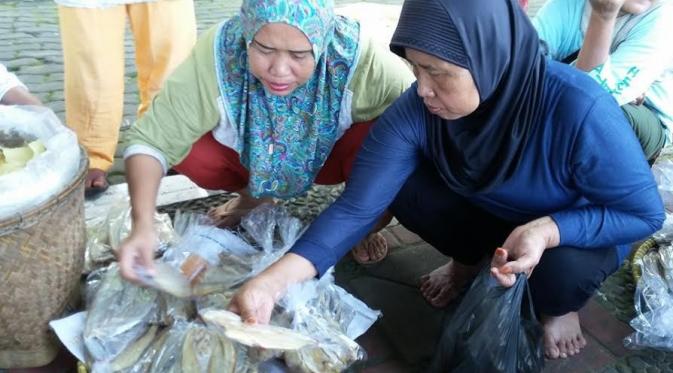 Sejumlah perempuan tua pantang menyerah mengais rezeki di Pantai Carita dan sekitarnya (Liputan6.com / Fadjriah Nurdiarsih)