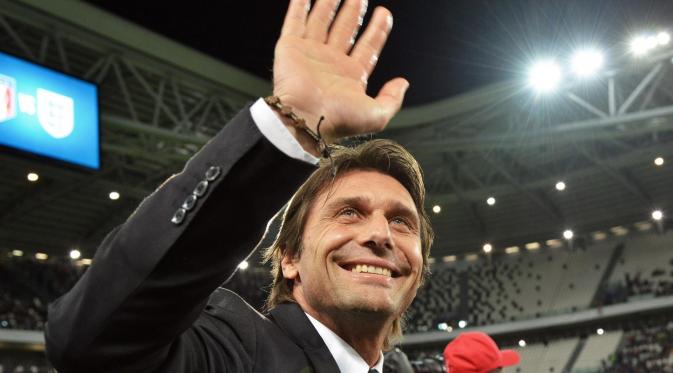 5 fakta mengejutkan Antonio Conte, pelatih baru Chelsea. (EPA/Peter Powell)