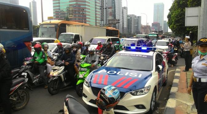 Jalan Gatot Subroto, Jakarta, bertambah macet pada uji coba hari pertama penghapusan 3 in 1. (Liputan6.com/Ahmad Romadoni)