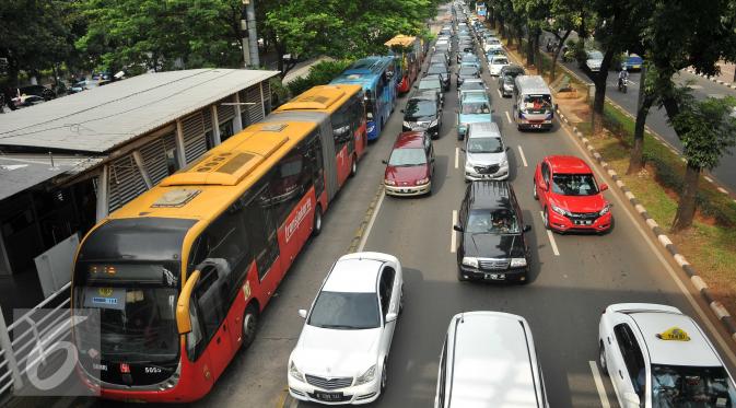 Bus TransJakarta melintas dari arah Semanggi menuju kawasan Thamrin, Jakarta, Selasa (5/4). Uji coba sistem 