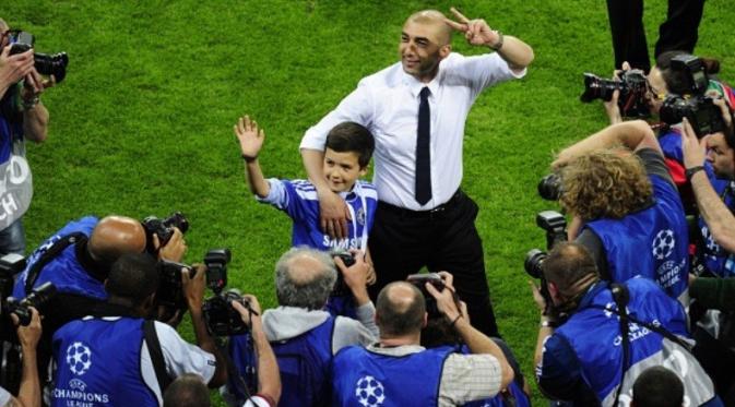 Roberto Di Matteo memberikan gelar Liga Champions pertama untuk Chelsea pada 2011-2012. (AFP/John MacDougall)