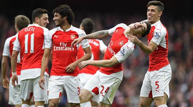 Para pemain Arsenal merayakan gol ke gawang Watford pada laga Liga Premier Inggris di Stadion Emirates, Inggris, Sabtu (2/4/2016). Arsenal berhasil menang 4-0 atas Watford. (Reuters/Dylan Martinez)