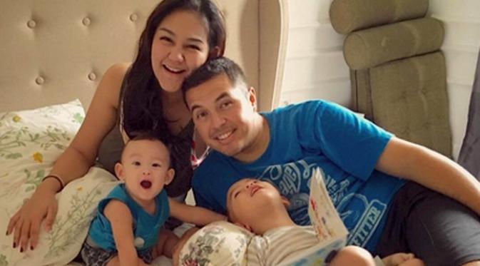 Rifat Sungkar dan Sissy Pricilla, akhirnya bersatu dalam keluarga yang bahagia. (Instagram/sysiio)