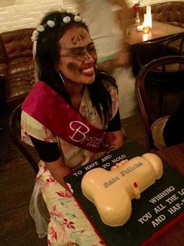 Ratu Felisha mendapat kue berbentuk kelamin pria (Instagram/@ratufelisha)