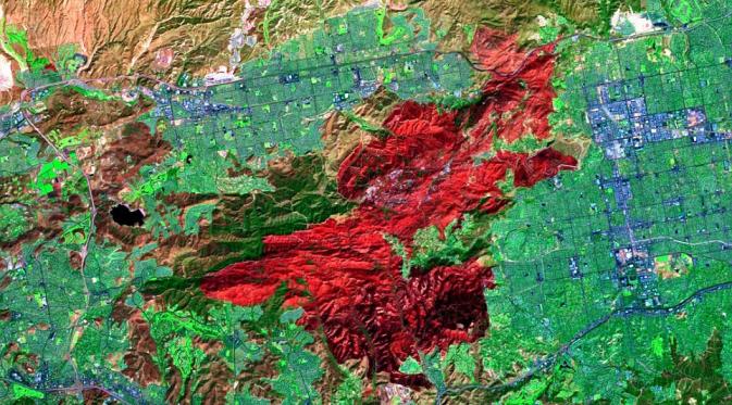 Kebakaran yang terjadi di Los Angeles, California, ditunjukkan dengan warna merah (Foto: NASA).