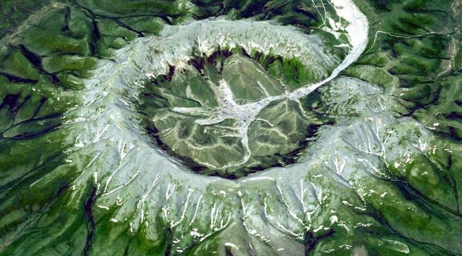 Kondyor Massif yang terletak di timur Siberia merupakan instrusi baru (batuan beku) berbentuk bulat sempurna dengan diameter 8 km (Foto: NASA).