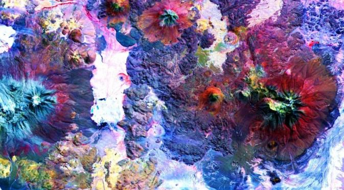 Pegunungan Andes di perbatasan Chili dan Bolivia diambil menggunakan ASTER dengan thermal infrared lights. Warna beragam menunjukkan material penyusun yang berbeda. (Foto: NASA).