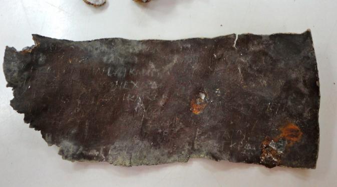 Seperti ini bentuk tablet timah berisi mantera kutukan dari masa 2.400 tahun lalu (Credit: Jessica Lamont)