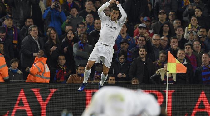 Ekspresi striker Real Madrid, Cristiano Ronaldo, setelah mencetak gol ke gawang Barcelona dalam laga La Liga Spanyol di Stadion Camp Nou, Barcelona, (2/4/2016). (AFP/Lluis Gene)