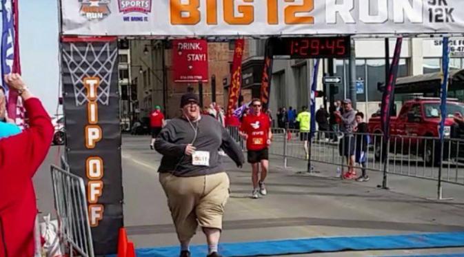 Derek Mitchell adalah seorang pelari maraton asal Kansas City, Amerika Serikat yang memiliki berat badan sekitar 625 pound atau 250 kg.(Oddity Central.com)