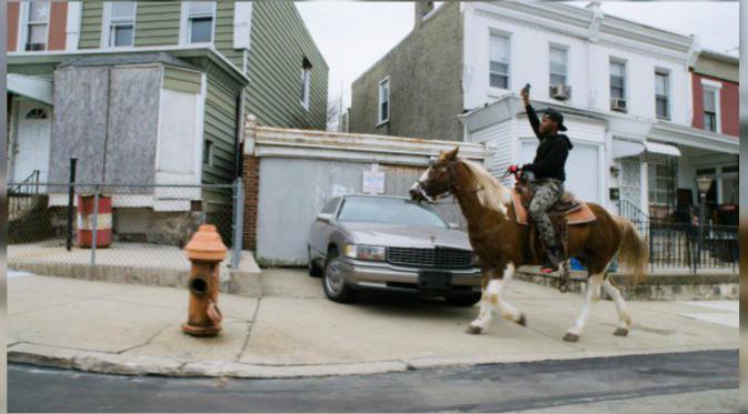 Concrete Cowboy berikan warga kesempatan menunggang kuda dengan biaya US $ 5. (odditycentral)