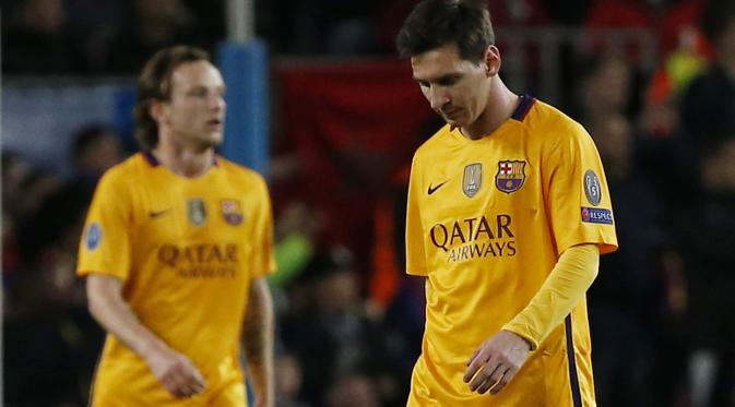 Lionel Messi tampak murung gagal cetak gol ke gawang Atletico Madrid (Reuters)