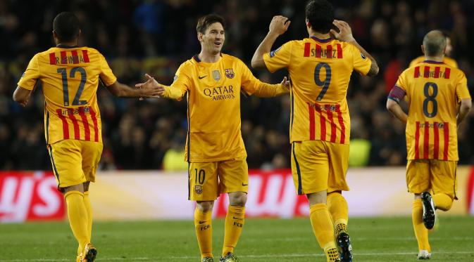 Lionel Messi sambut rekan-rekannya usai Luis Suarez cetak gol (Reuters / Albert Gea)