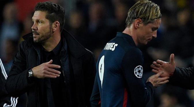 Pelatih Atletico Madrid, Diego Simeone (kiri), dan penyerang Fernando Torres (kanan). (AFP/Lluis Gene)