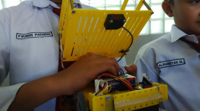 Robot buatan siswa SD Muhammadiyah 4 Surabaya mengalahkan robot buatan tim Tiongkok. (Liputan6.com/Dhimas Prasaja)