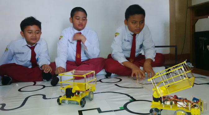 Total poin yang bisa dikumpulkan tim robot SD Muhammadiyah 4 Surabaya itu mengungguli tim tangguh dari Tiongkok. (Liputan6.com/Dhimas Prasaja)