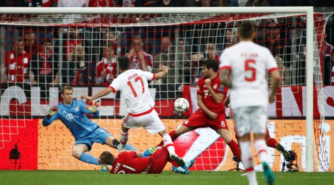 Pemain Benfica, Jonas, berusaha mencetak gol ke gawang Bayern Munchen pada leg pertama babak perempat final Liga Champions, di Allianz Arena, Munchen, Rabu (6/4/2016) dini hari WIB. (AFP/Odd Andersen)