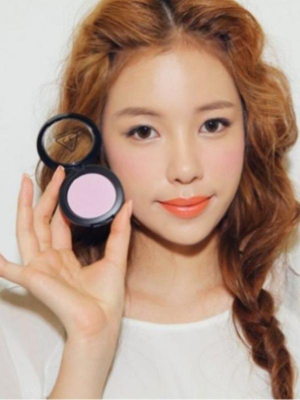 Ilustrasi memakai bedak tipis, (via: loop.co.id)