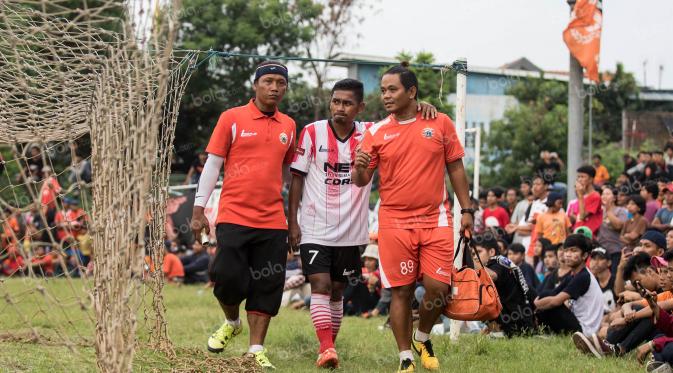 Pemain Persija Jakarta, Ramdani Lestaluhu, mengalami cedera pada laga ujicoba melawan Barito Putera di Stadion Bea Cukai, Jakarta, Selasa (5/4/2016). Kedua tim bermain imbang 2-2. (Bola.com/Vitalis Yogi Trisna)