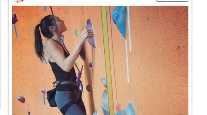 Gal Gadot melatih otot lengan dengan rock climbing. (Foto: Instagram Gal_Gadot)
