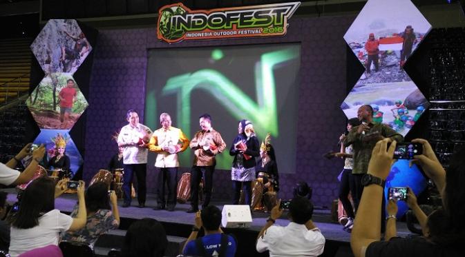 Perwakilan Kementerian Pariwisata bersama stakeholder membuka Indofest 2016.