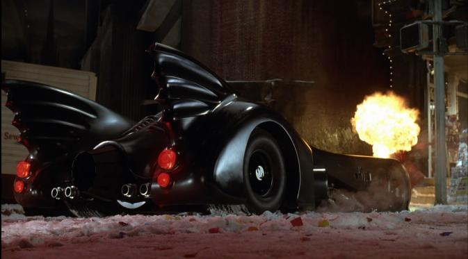 Adegan Batmobile di film Batman Returns yang rilis 1992. (batman-online.com)