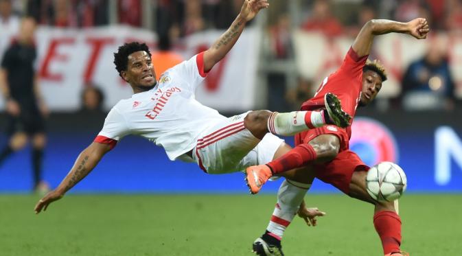 Pemain Bayern Munchen, Kingsley Coman (kanan), berebut bola dengan pemain Benfica, Eliseu, pada leg pertama babak perempat final Liga Champions, di Allianz Arena, Munchen, Rabu (6/4/2016) dini hari WIB. (AFP/Christof Stache)