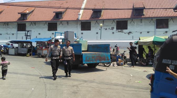 Warga Luar Batang, Penjaringan, Jakarta Utara mulai mengemasi barang-barang mereka setelah mendapat peringatan kedua penertiban (liputan6.com/Muslim AR)