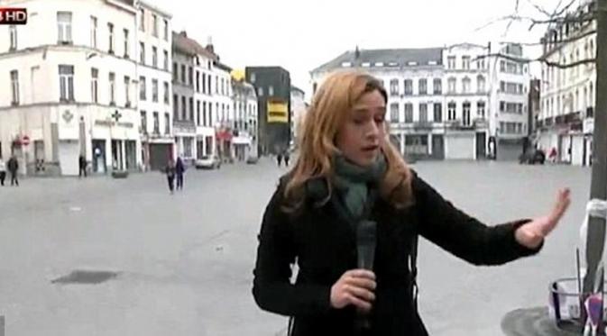 Seorang jurnalis sedang melakukan siaran langsung di Belgia. (Sky TG24)