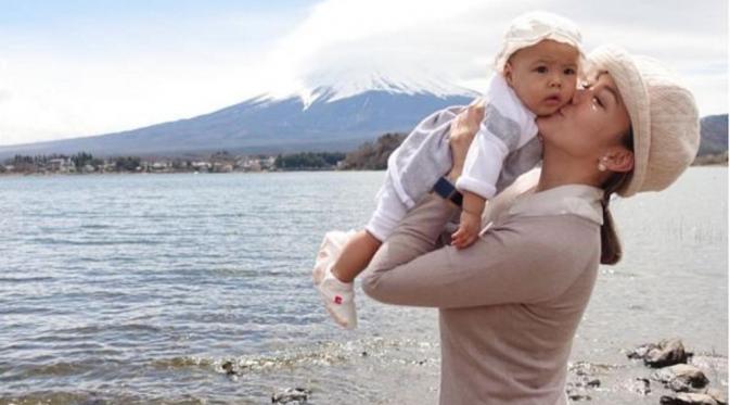Keluarga besar Eka Kusuma menolak keras perceraian anaknya dengan Cathy Sharon [foto: instagram/cathysharon]