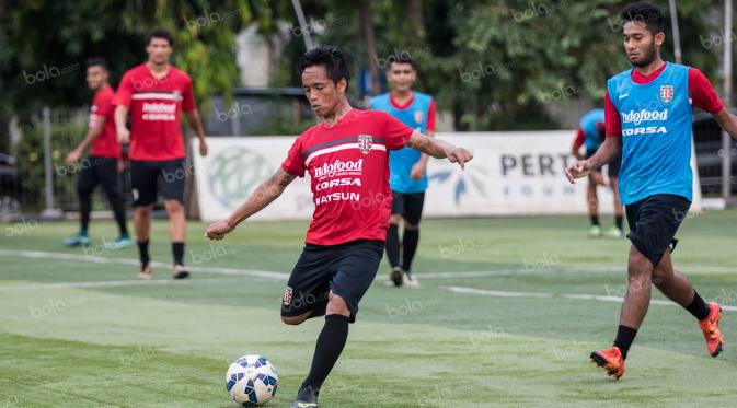 Gelandang Bali United, I Gede Sukadana, berusaha menendang bola saat latihan di Lapangan Simprug, Jakarta, Rabu (6/4/2016). (Bola.com/Vitalis Yogi Trisna)