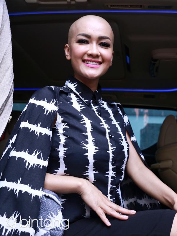 Julia Perez menyambangi PN Jakarta Selatan. (Adrian Putra/bintang.com)