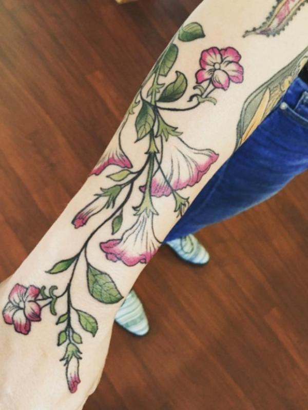 Tatto bunga untuk musim semi. (via: buzzfeed.com)