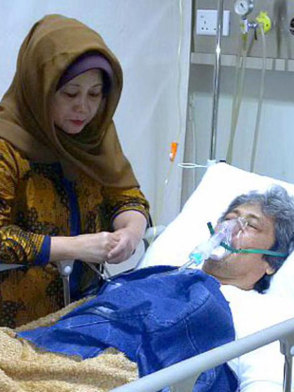 Raden Muhammad Samsudin Hardjakusumah atau yang akrab disapa Sam Bimbo dikabarkan sedang jatuh sakit. (via facebook.com/lilly.wirahadikusumah.94)