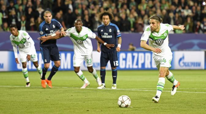 Ricardo Rodriguez saat hendak mengeksekusi tendangan penalti yang berbuat gol bagi Wolfsburg.