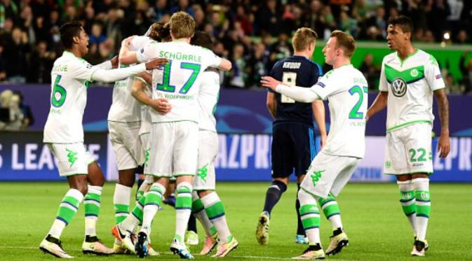 Para pemain VfL Wolfsburg merayakan gol ke gawang Real Madrid pada leg pertama perempat final Liga Champions di Volkswagen Arena, Wolfsburg, Rabu (6/4/2016). (AFP/John MacDougall)