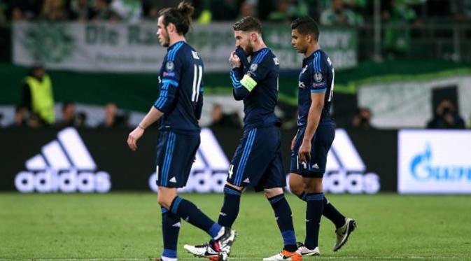 Reaksi para pemain Real Madrid seusai kalah 0-2 dari VfL Wolfsburg pada leg pertama perempat final Liga Champions, di Volkswagen Arena, Wolfsburg, Rabu (6/4/2016). (AFP/Ronny Hartmann)