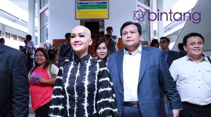 Untuk mengikuti sidangnya, Julia Perez minta izin sama pihak stasiun tv dimana ia membawakan acara. Dengan menyetir sendiri 'ngebut' dibelakang kawalan vorijder. (Adrian Putra/Bintang.com)