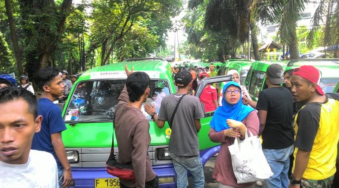 Sejumlah angkot dari berbagai trayek di Kota Bogor berdemonstrasi menolak sistem satu arah kawasan Kebin Raya (Liputan6.com/Achmad Sudarno)