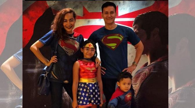 Dewi Rezer bersama keluarga kecilnya (Instagram)