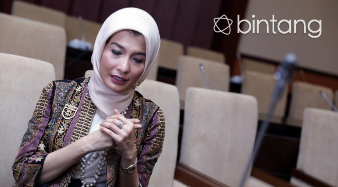 Batik membuat Arzetti Bilbina merasa percaya diri. (Adrian Putra/bintang.com)