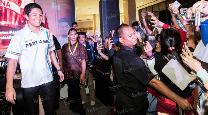 Pebalap kelahiran Solo, Jawa Tengah, Rio Haryanto, melempar senyum kepada para penggemarnya yang mayoritas wanita. (Bola.com/Vitalis Yogi Trisna)