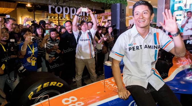 Pebalap asal Manor Racing, Rio Haryanto, melambaikan tangan menyapa para pengunjung Mall Kota Kasablanka yang menghampirinya. (Bola.com/Vitalis Yogi Trisna)