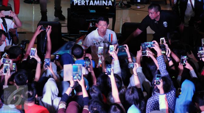 Pembalap F1 Indonesia, Rio Haryanto berpose di depan ratusan penggemarnya saat Meet and Great di Mall Kota Kasablanka, Jakarta, Kamis (7/4/2016). Rio, pembalap Indonesia pertama yang turun di ajang balap Formula 1. (Liputan6.com/Helmi Fithriansyah)