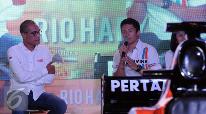 Pembalap F1 Indonesia, Rio Haryanto (kanan) memberikan sejumlah keterangan saat Meet and Great di Mall Kota Kasablanka, Jakarta, Kamis (7/4/2016). Rio, pembalap Indonesia pertama di ajang balap Formula 1. (Liputan6.com/Helmi Fithriansyah)