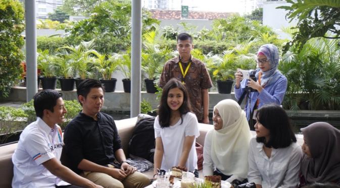Rio Haryanto, berbincang dengan lima penggemar pemenang kontes foto selfie yang dibuat Pertamina Lubricants di Mall Kota Kasablanka, Jakarta Selatan, Kamis (7/4/2016). (Bola.com/Oka Akhsan)