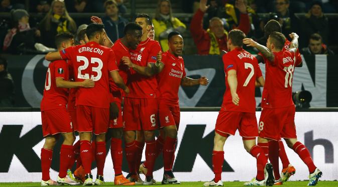 Para pemain Liverpool merayakan gol yang diciptakan Divock Origi ke gawang Borussia Dortmund, pada laga leg pertama perempat final Liga Europa, di Signal Iduna Park, Jumat (8/4/2016) dini hari WIB. (Reuters / Wolfgang Rattay).